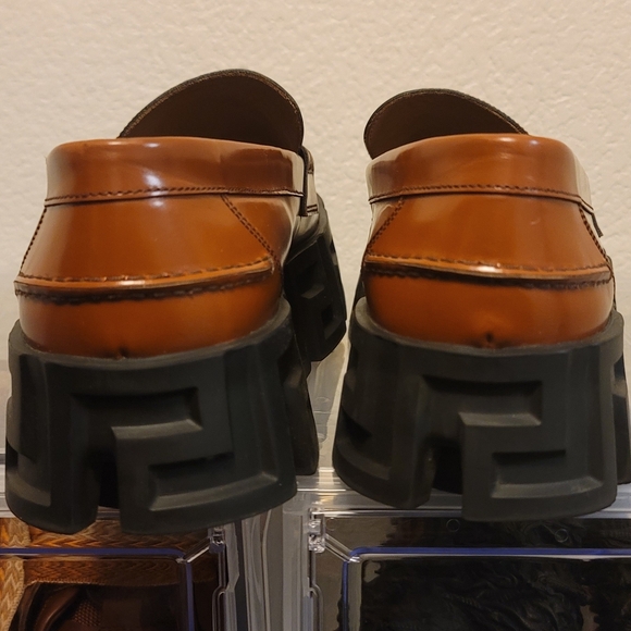 Versace - Picture 2 of 7